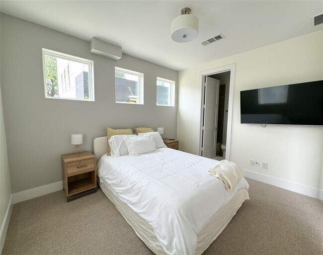 Foto del edificio - 7 N St Charles St