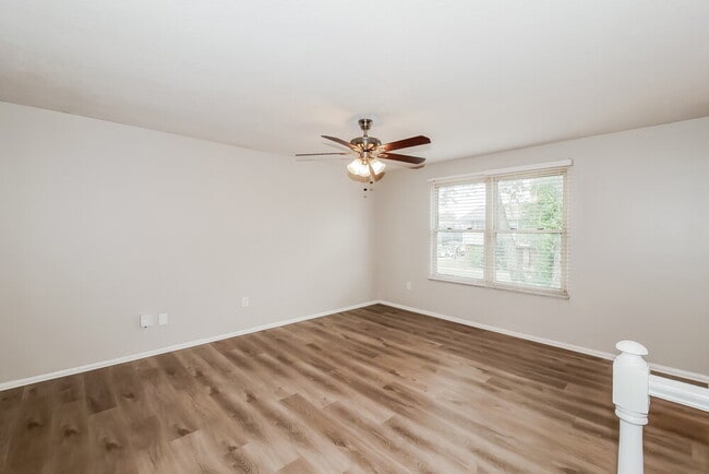 Building Photo - 616 Woodlark Dr
