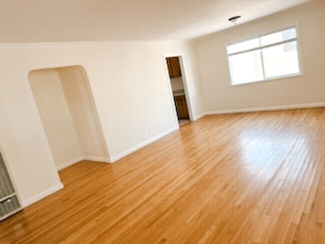Building Photo - Renovated Home Available Now!