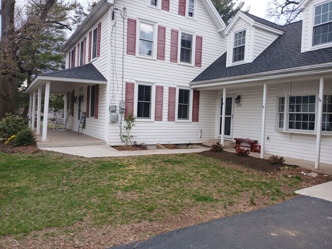 Foto del edificio - SPACIOUS RENOVATED FARMHOUSE AVAIL. FOR RENT!