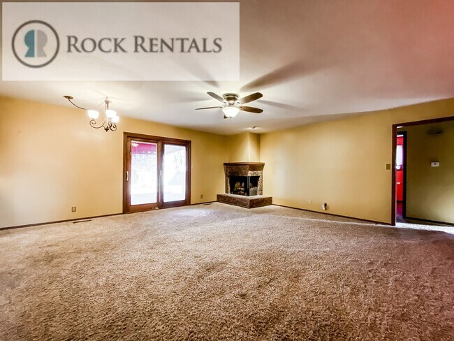 Foto del edificio - Beautiful 3 Bed 2 Bath Home with Two Car Garage