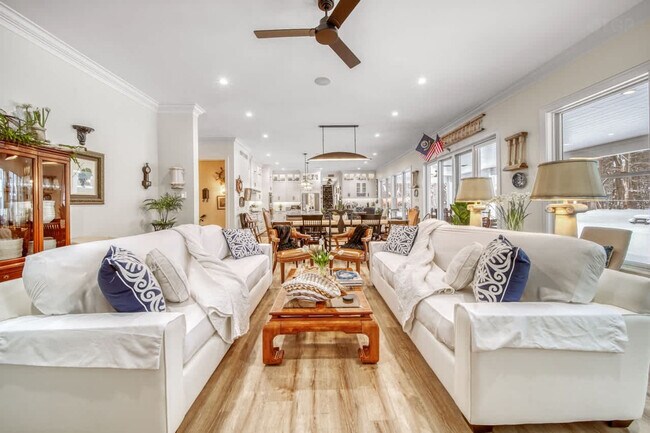 Foto del edificio - 2171 Lakeshore Dr