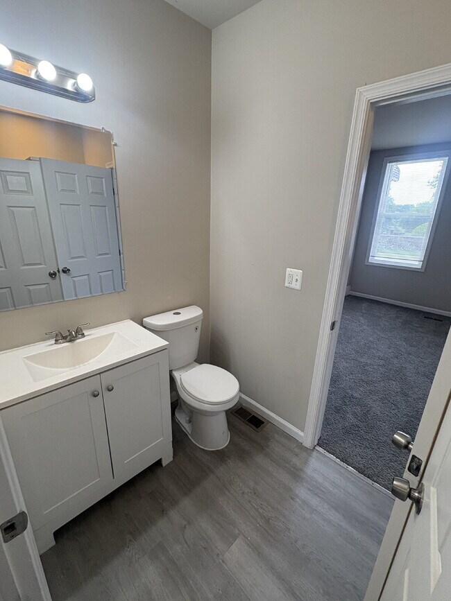 Foto del edificio - Renovated 1-Bedroom Apartment in Belair-Edison