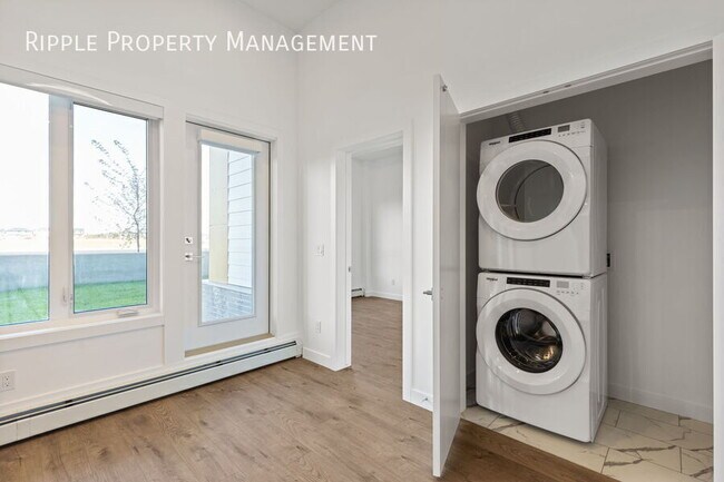 Photo du bâtiment - AMAZING 2 BEDS/ 2 BATHS CONDO WITH UNDERGROUND PARKING INCLUDED!