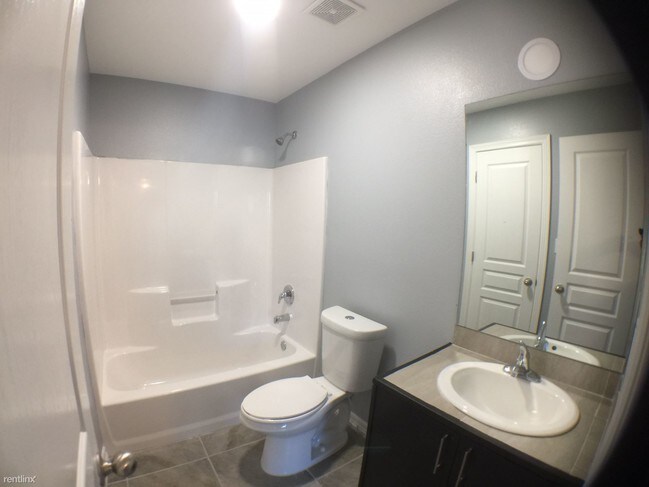 Building Photo - 3200 Hill Crest Dr