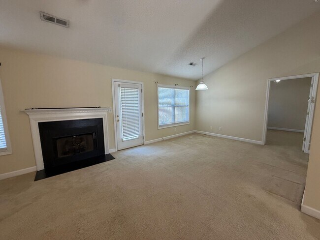 Building Photo - Elon / Townhome