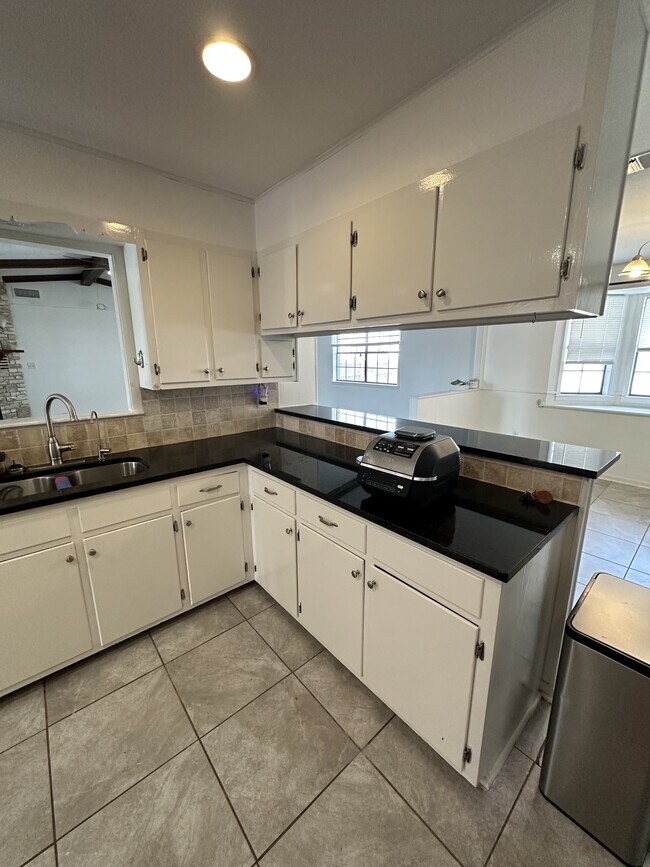 Building Photo - 211 Uecker Dr