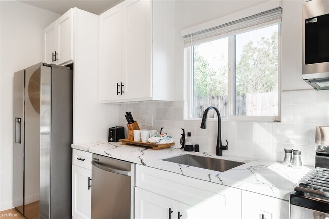 Foto del edificio - 4 br, 2 bath House - 6214 Pembroke Drive