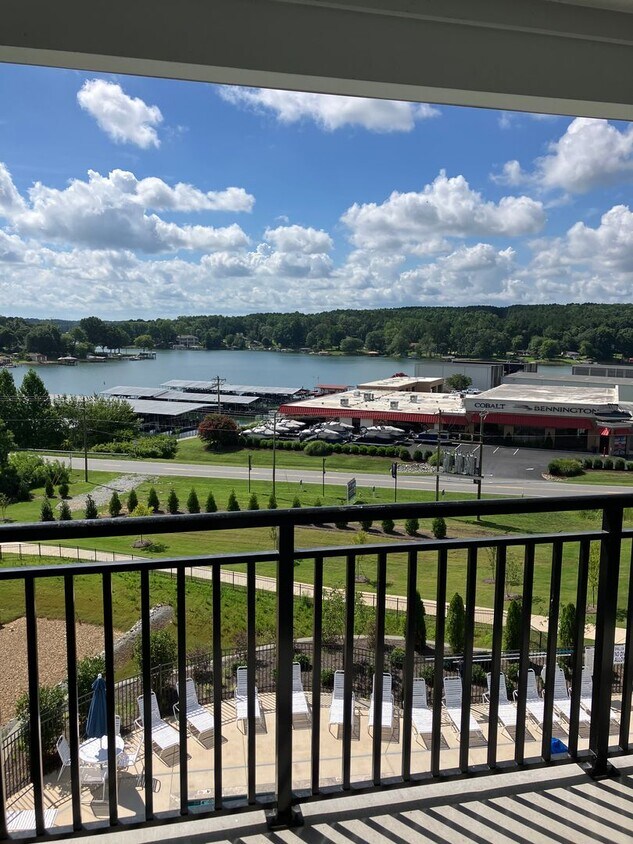 Foto principal - Beautiful lakefront living in Sherrils Ford