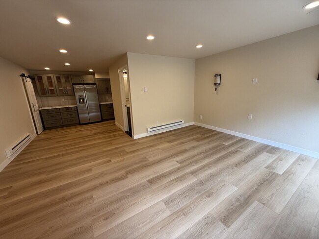 Foto del edificio - Fully Remodeled Bellevue Condo Available Now!