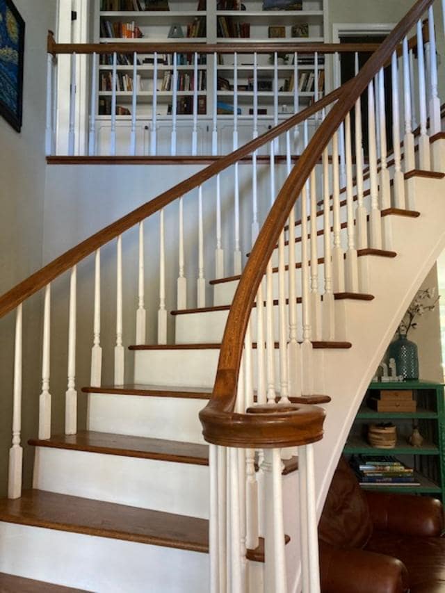 curved staircase and upstairs built-ins - 3037 Fermanagh Dr