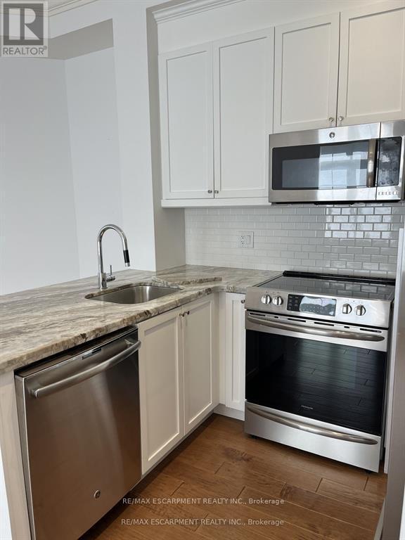 Photo du bâtiment - 2300-2300 Upper Middle Rd W