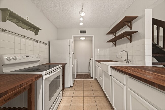 Building Photo - 8483 Sands Point Dr