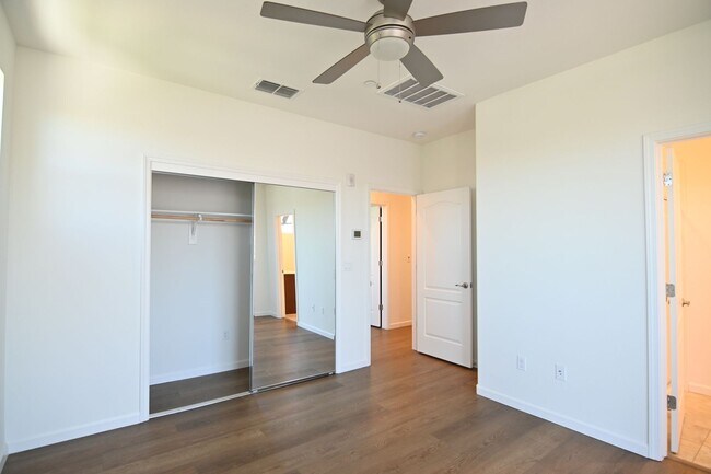 Foto del edificio - Stunning Tri Level Home with AC, 3 bd / 3....
