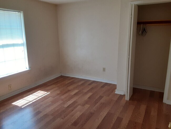 Building Photo - 2 Bedroom 1 bathroom -Central air and Heat