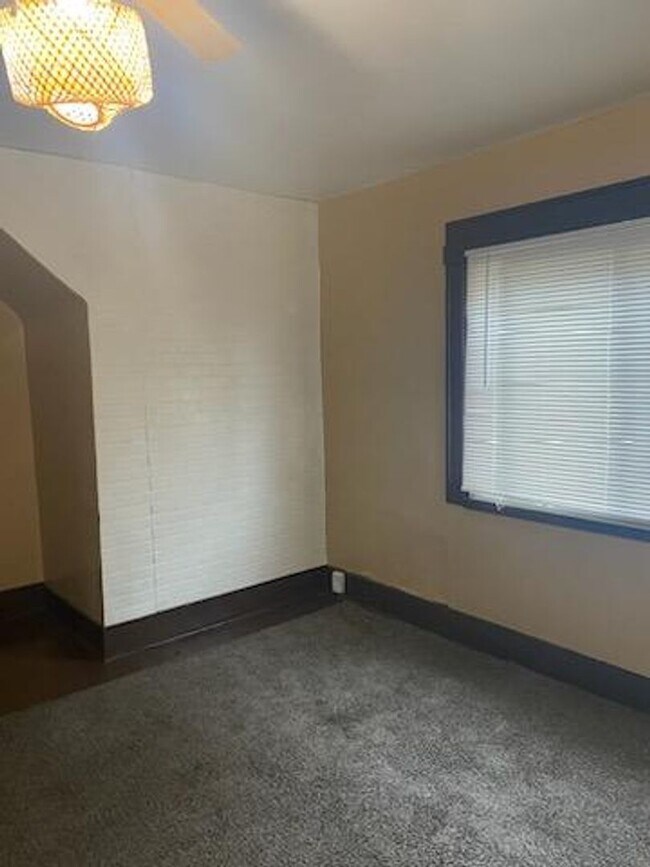 Building Photo - 838 Drackert - 2nd flr