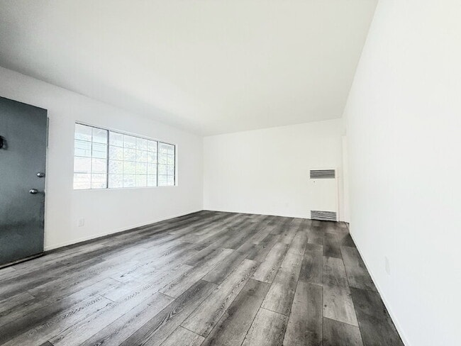 Building Photo - 10565 Camarillo St