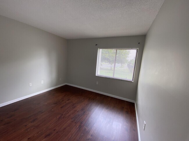 Building Photo - 5237 Vineland Rd