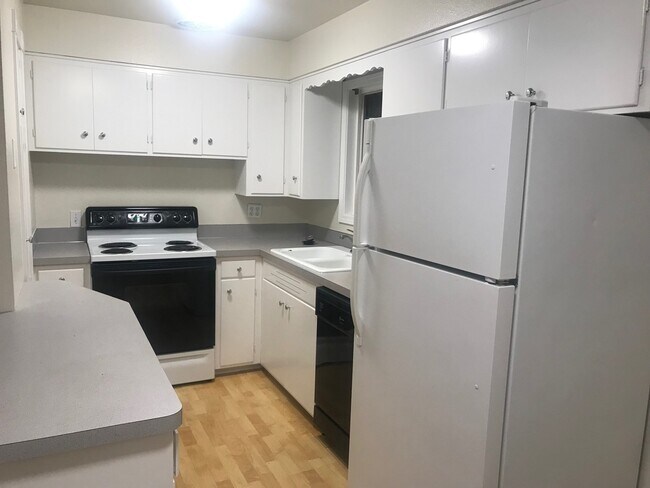 Foto del edificio - Updated 1 bedroom duplex unit with off str...