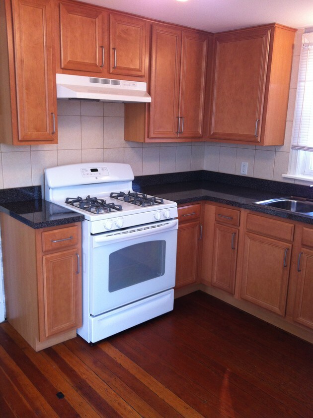 Kitchen - 5717 Dempster St