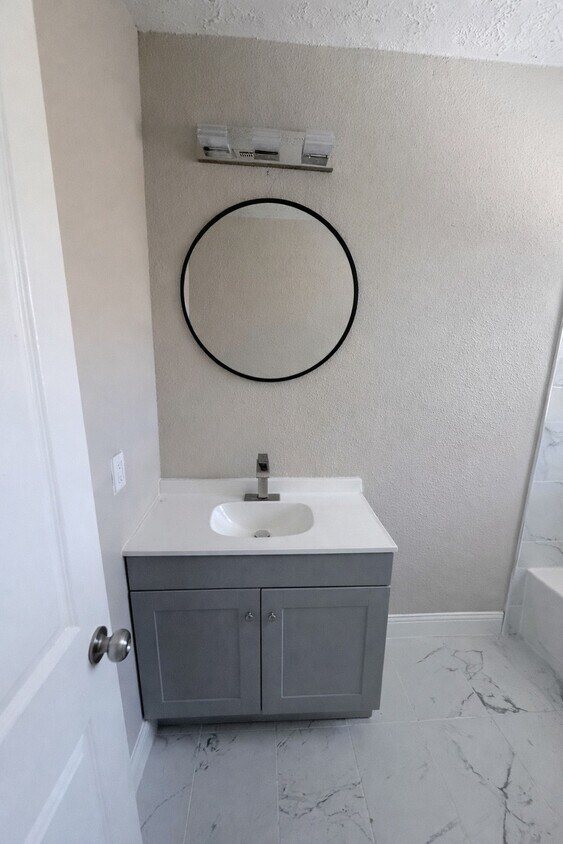 Foto del edificio - 8115 Redfern Dr