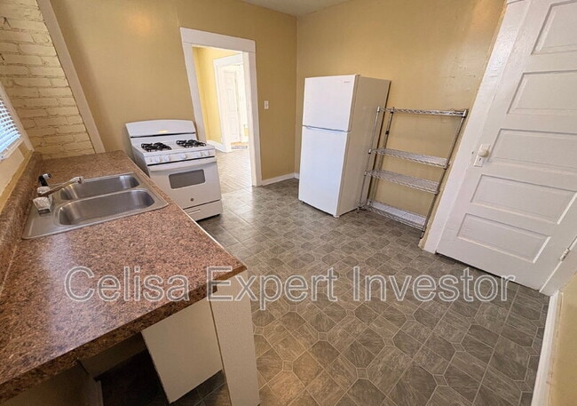 Building Photo - 3420 Plaza Dr