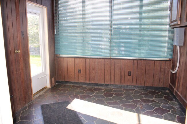 Building Photo - Spacious 5 BR Victorian