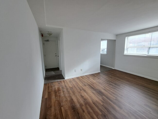 Building Photo - 1047 Victoria Park Av