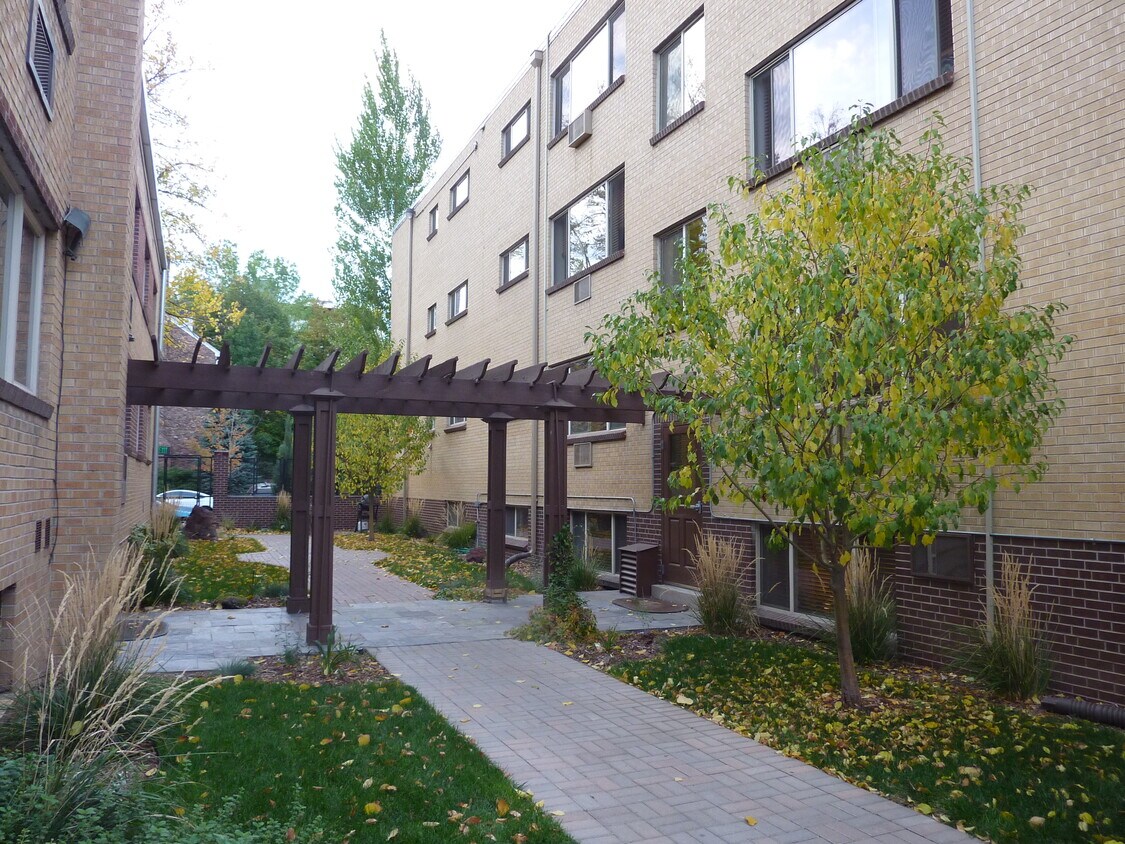 Primary Photo - 1055 E Ellsworth Ave