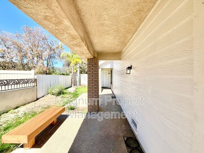 Foto del edificio - 22988 Joaquin Ridge Dr