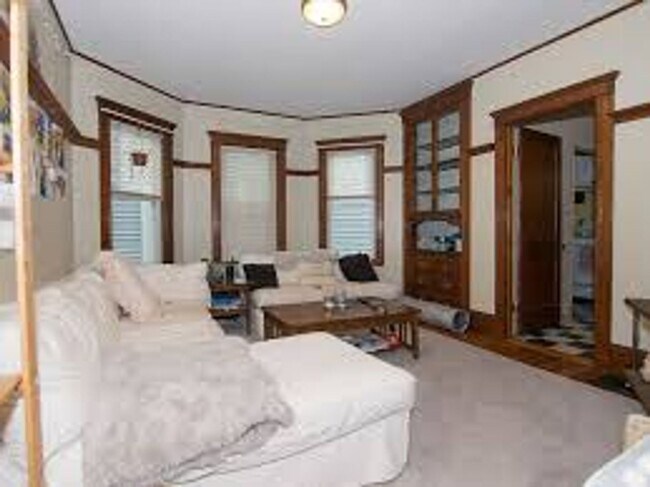 Foto del edificio - Large Sunny Unit on Oak Sq. Porch, Eat-in ...