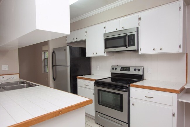 Building Photo - 2111 E Lumsden Rd