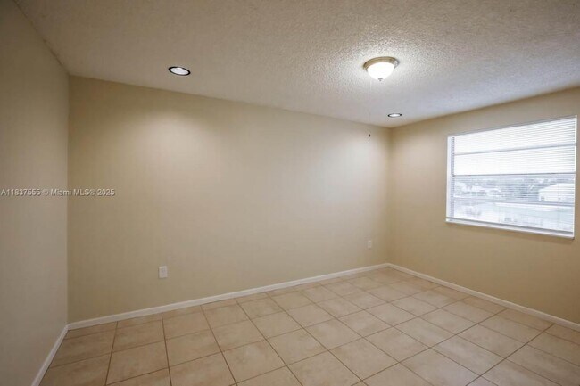 Foto del edificio - 13970 Langley Pl