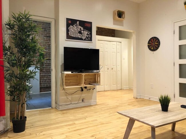 Building Photo - 4619 R. Saint-Denis