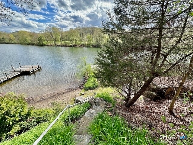 Foto del edificio - 11 Bogus Hill Rd