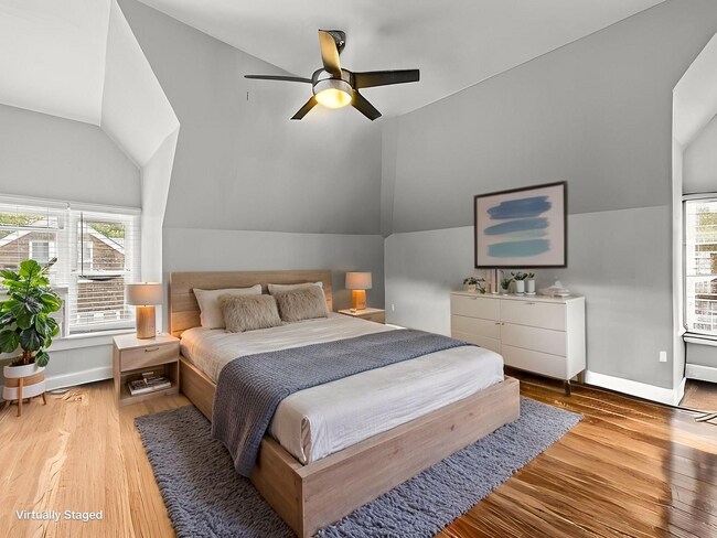 Foto del edificio - Timeless Ghent Home features charm and ele...