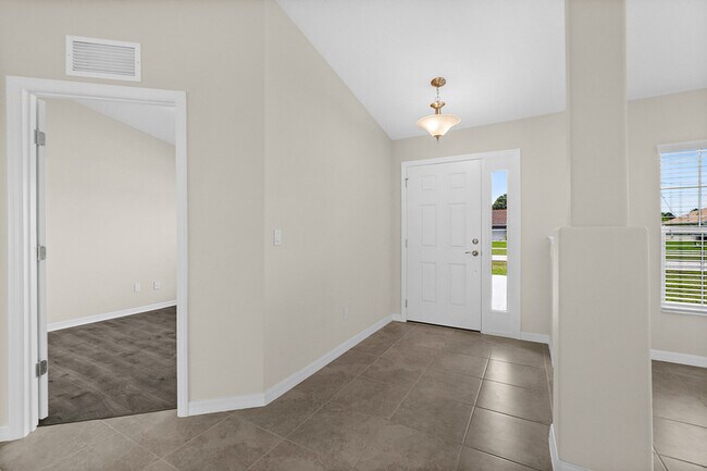 Building Photo - 10 Lysander Ln