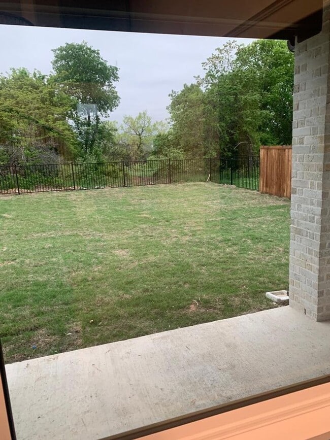 Building Photo - Large home in NorthLake Estates, Little El...