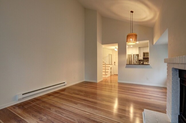 Foto del edificio - Large 2 Story Condo Available in Perfect Redmond Location!