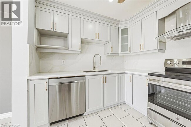 Building Photo - 41 Pinewoods Dr