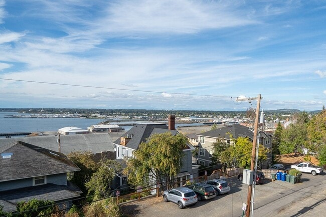 Building Photo - 523 N Forest St