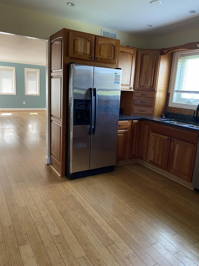 Building Photo - 321 Chickory Way