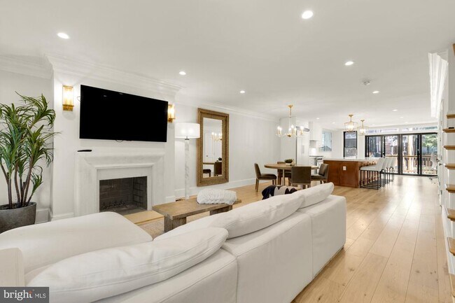 Foto del edificio - 3705 Reservoir Rd NW