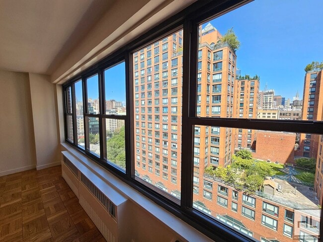 Building Photo - Top-Floor Alcove Studio Near Union Square