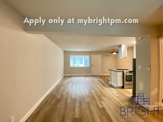 Building Photo - Fully remodeled studio apartment in gated community!