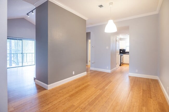 Foto del edificio - Second Floor, Corner Condo Unit - Move In Ready!