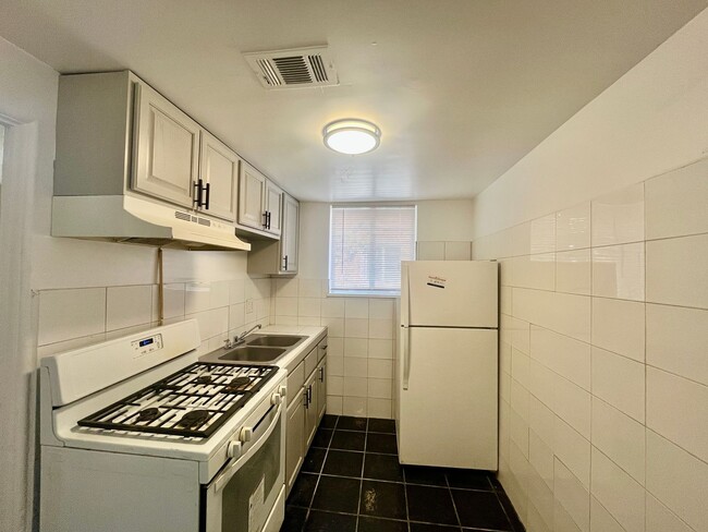 Building Photo - Cozy Garden level 2 bed 1 bath near Centra...