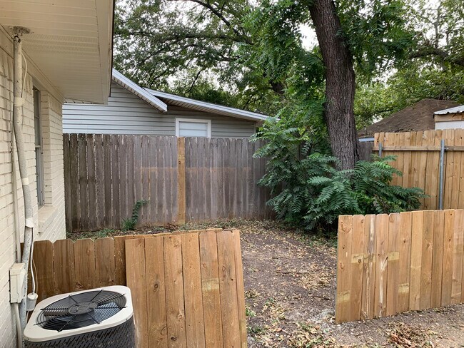 Building Photo - 906 E Walnut St