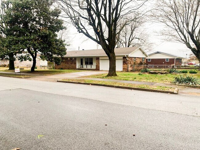 Building Photo - 3 Bed, 2 Bath Home with Charming Porch and...