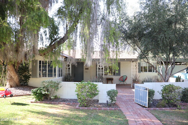 Foto del edificio - 1526 W Wilshire Dr